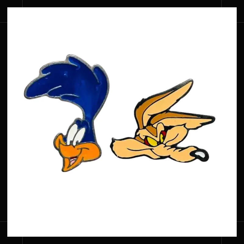 Pin Metálico Looney Tunes Correcaminos y Coyote